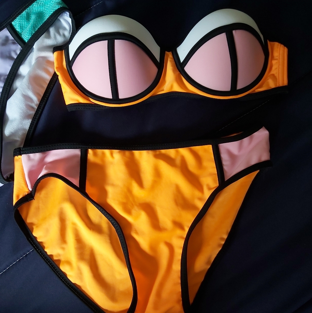 🤯 2/$15 Bright orange and pink triangl like biniki set